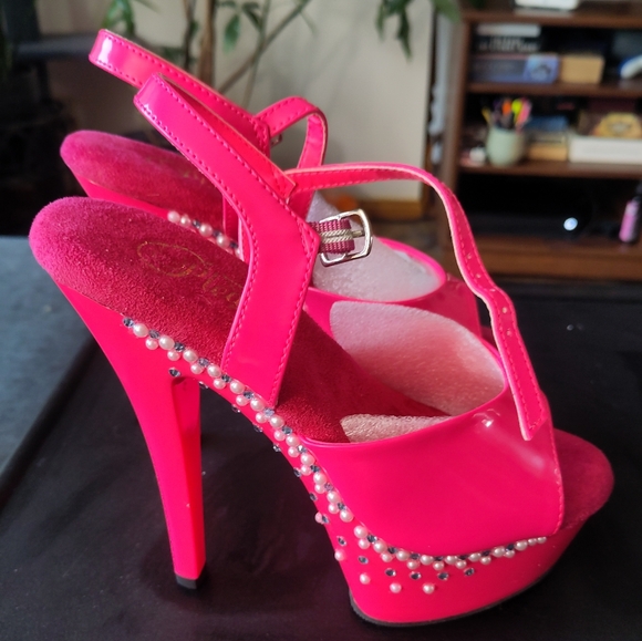 Customized Pleasers KISS209UV - Picture 1 of 3